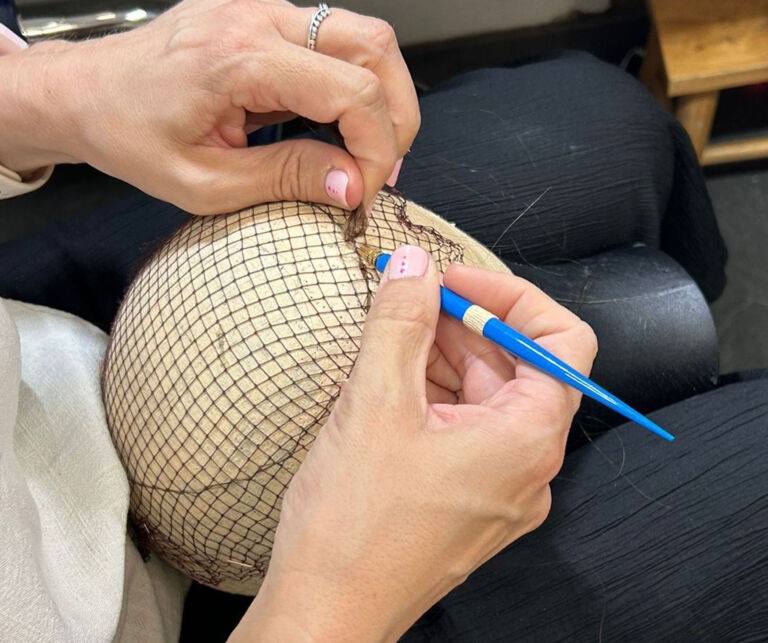 Confección de pelucas a mano